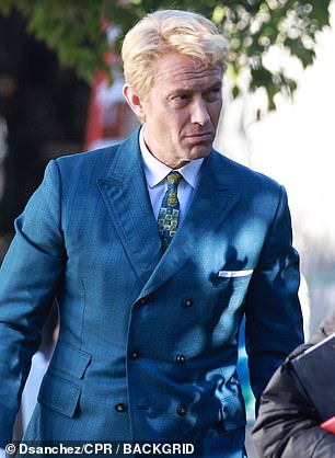 بدلاً من تسريحة شعره البنية القصيرة الطبيعية، ارتدى الممثل الإنجليزي البالغ من العمر 53 عاماً، رأساً كاملاً من الشعر الأشقر المبيض أثناء التصوير هذا الأسبوع.