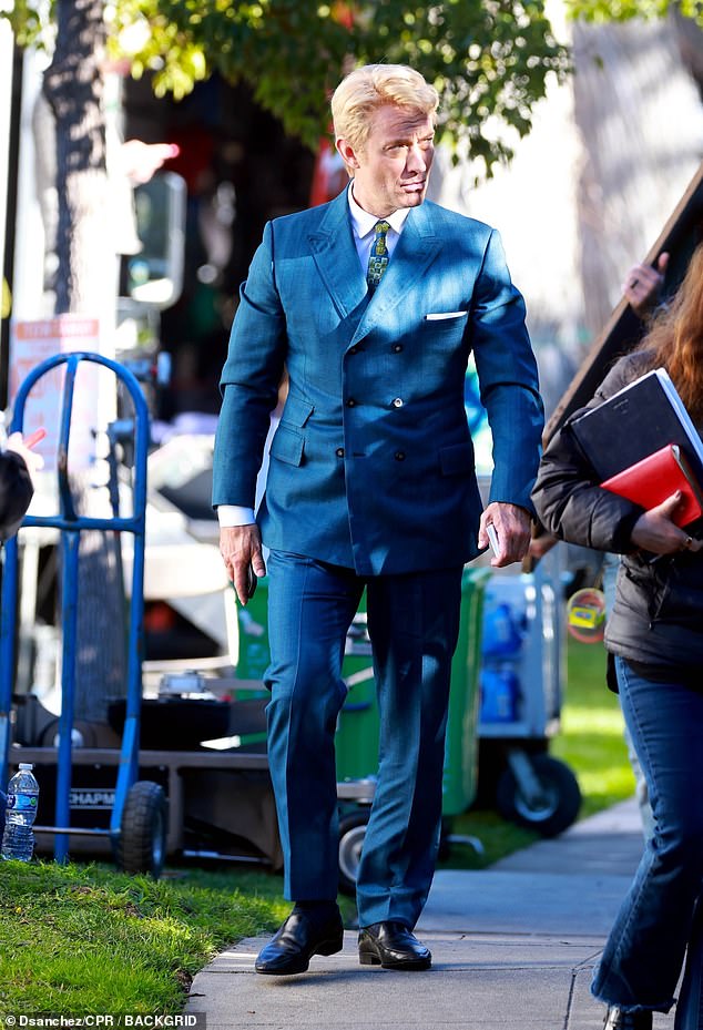 في جلسة التصوير يوم الثلاثاء، كان لو يرتدي بدلة زرقاء وقميصًا أبيض وربطة عنق منقوشة