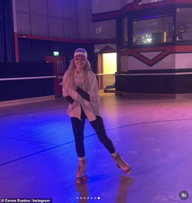 وكتبت إيما بجانب المنشور: 