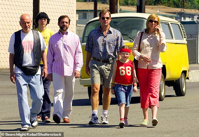 (LR): آلان أركين، بول دانو، ستيف كاريل، جريج كينير، أبيجيل بريسلين وتوني كوليت في مشهد من فيلم 2006