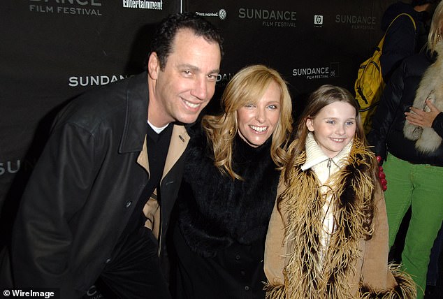 المنتج ديفيد فريندلي يقف بجانب كوليت وبريسلين في مهرجان صندانس السينمائي في 20 يناير 2006