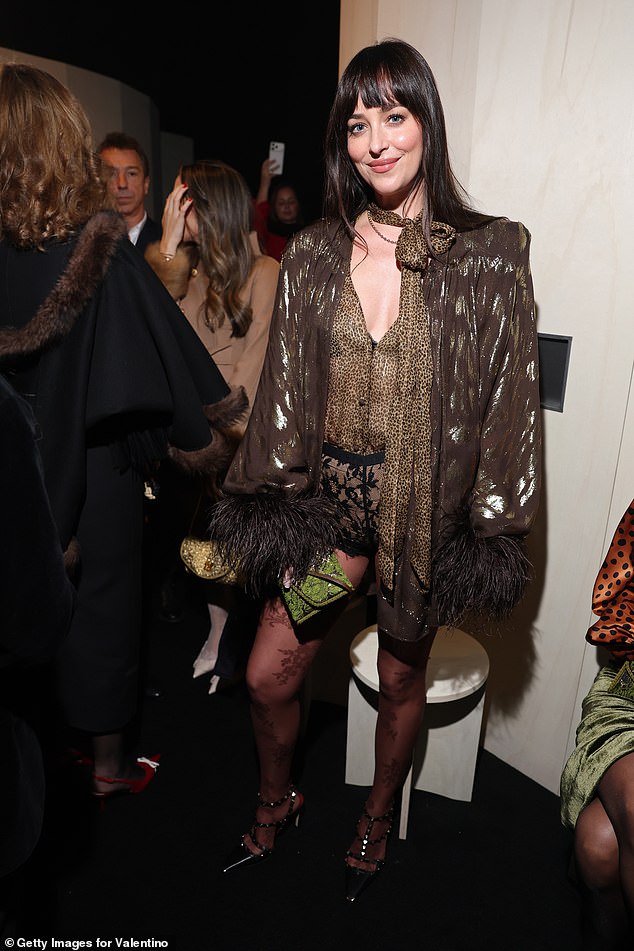 وأكملت داكوتا مجموعتها بحقيبة كتف خضراء مطرزة من فالنتينو بقيمة 1690 جنيهًا إسترلينيًا