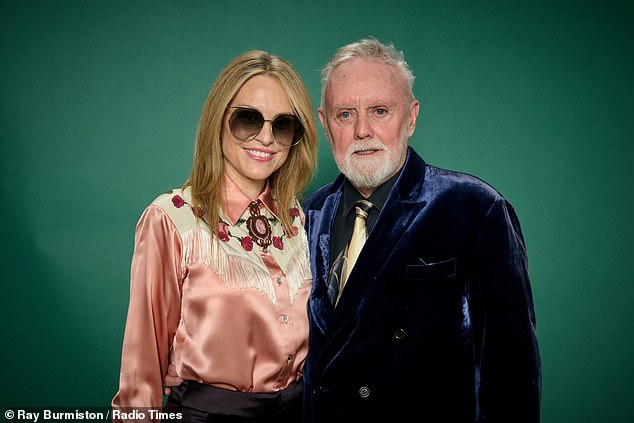 قام روجر وسارينا بالتقاط الصور بالداخل