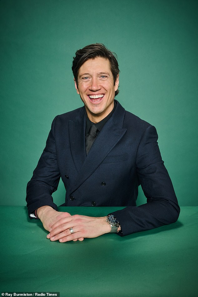 بدا فيرنون ذكيًا ببدلة زرقاء داكنة