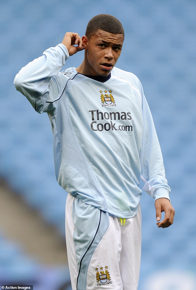 قبل أن تلتقي بلاعب كرة القدم السابق سكوت، كانت لدى هيلين قصة حب قصيرة مع نجم مان سيتي ريس وابارا (شوهد) بينما بعد وقت قصير من تلاشيهما، واصلت بروك مواعدته