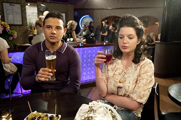 تم تصوير الأعداء السابقين في العرض في عام 2010