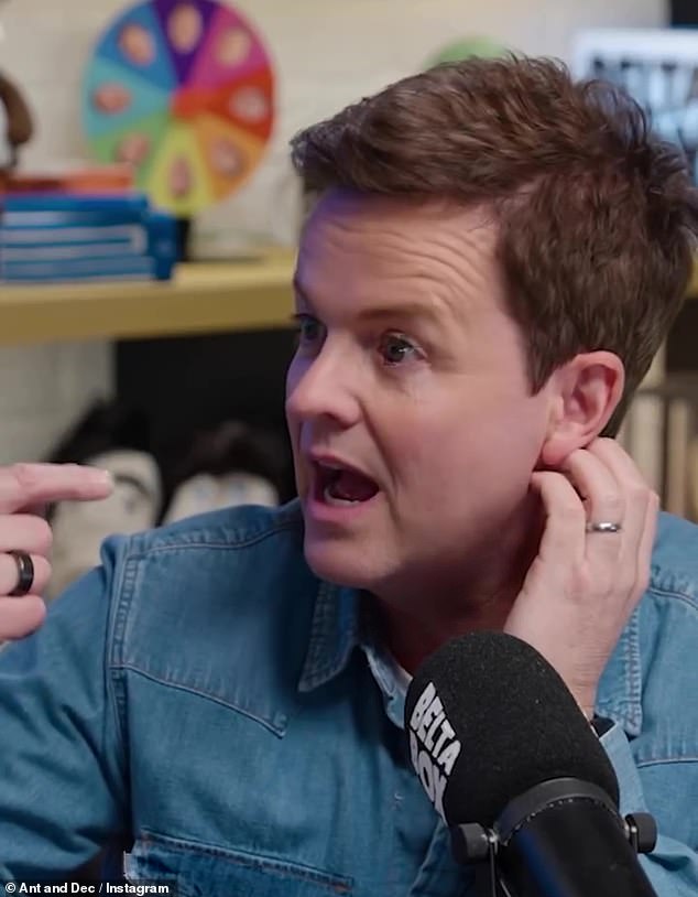 من خلال مشاركة صورة للعين المصابة مع ديكلان دونيلي (في الصورة) وفريق الإنتاج، اعترف ماكبارتلين بأنه بدا وكأنه تلقى لكمة على وجهه