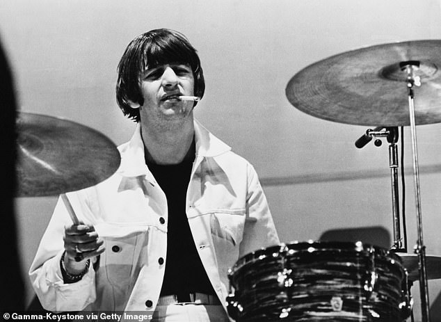 سيلعب باري دور عازف الدرامز الأسطوري في السيرة الذاتية القادمة لكل عضو في الفرقة (رينغو في الصورة عام 1965).