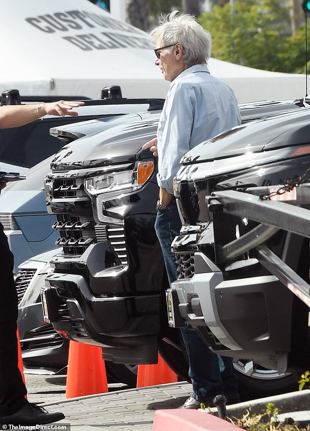 كان أحد مندوبي المبيعات يرشد أيقونة هوليوود بينما كان ينظر إلى الشاحنات المتوقفة في ساحة انتظار السيارات الخارجية في المدينة