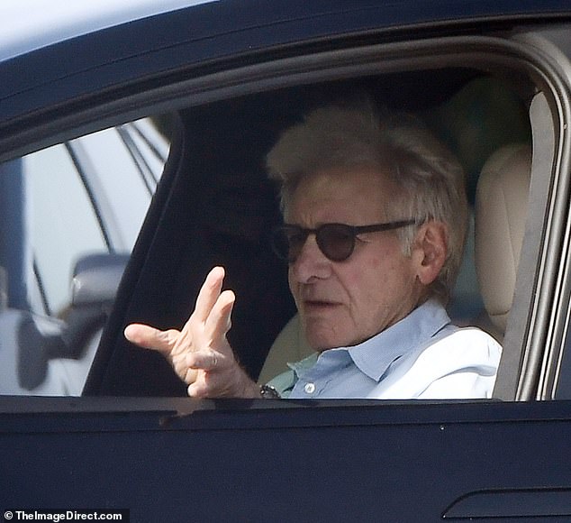 حافظت فورد على مظهرها غير الرسمي مرتدية زوجًا من الجينز الكلاسيكي الذي تم تثبيته بحزام بالإضافة إلى زر أزرق فاتح لأعلى