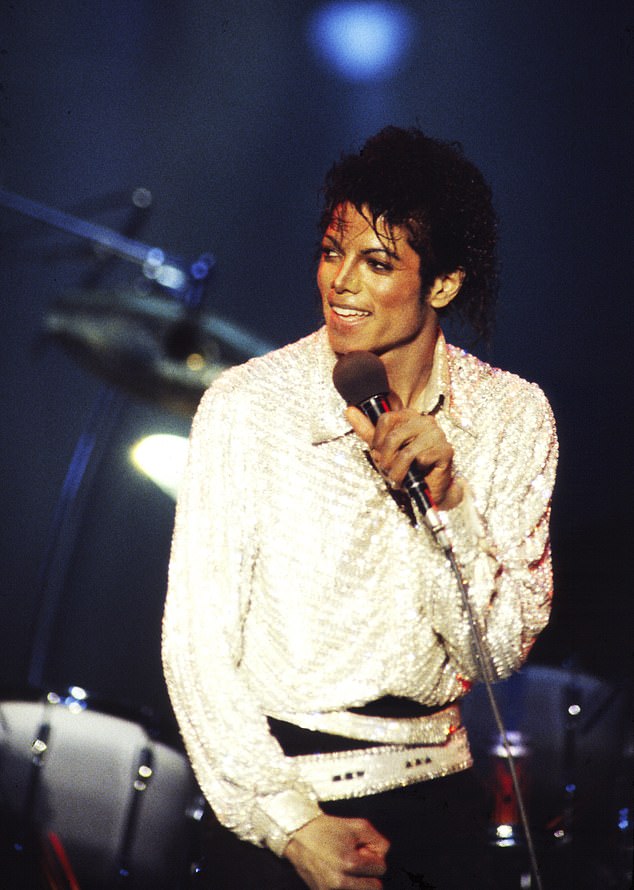 تأتي المقابلة في الوقت الذي أثارت فيه كاري فضول المشجعين مرة أخرى بعد الانفتاح على تعاون ترددت شائعات منذ فترة طويلة مع الراحل مايكل جاكسون والذي لم ير النور بعد؛ (جاكسون في عام 1984)