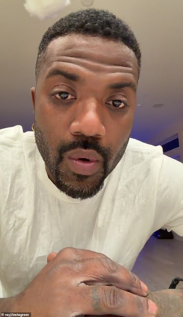 وفي مرحلة ما خلال المقطع، قال: 