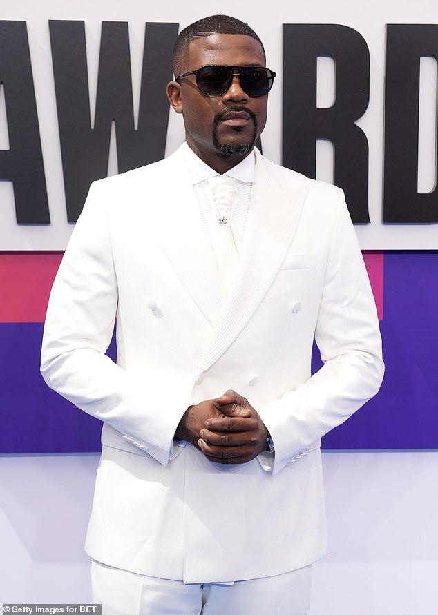 أخبر الأطباء أيضًا النجم أنه قد يحتاج إلى جهاز مزيل الرجفان أو جهاز تنظيم ضربات القلب - لكنه لن يعرف حتى موعده التالي في غضون أسبوعين؛ شوهد في عام 2024 في لوس أنجلوس