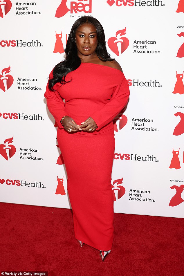 Orange Is The New Black النجمة أوزو أدوبا اشتعلت فيها النيران بسبب مصراع الكاميرا بينما كانت ترتدي فستانًا مناسبًا خارج الكتفين يغري منحنياتها