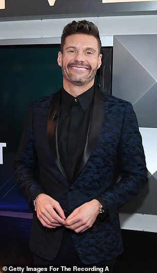 ومع ذلك، كان لا يزال أنيقًا ومظهرًا لائقًا بشكل مثير للإعجاب في الماضي، مثل هذه الصورة لعام 2019 لـ Seacrest في لوس أنجلوس