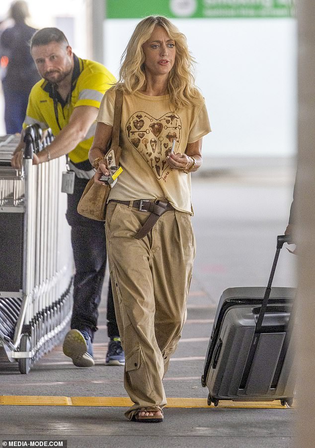 لقد بدت أنحف من أي وقت مضى، حيث ارتدت قميصًا فضفاضًا من تصميم We The Free، وسروالًا فضفاضًا باللون الكاكي، وحزامًا جلديًا وجوارب بيركنستوك بنية متطابقة.