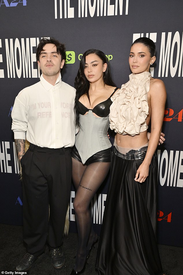 تقربت الجميلات من مدير The Moment إيدان زميري