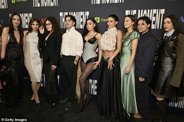 التقطت جينر صورة جماعية مع طاقم وطاقم فيلم The Moment قبل العرض؛ (LR) تيش وينستوك، بيرتي براندز، كيت بيرلانت، إيدان زاميري، تشارلي إكس سي إكس، ترو مولين، ريتشارد بيريز وهيلي جيتس