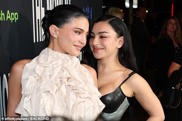 يبدو أن جينر وتشارلي XCX كانا في حالة انفجار حيث غالبًا ما كانا يضحكان مع المصورين