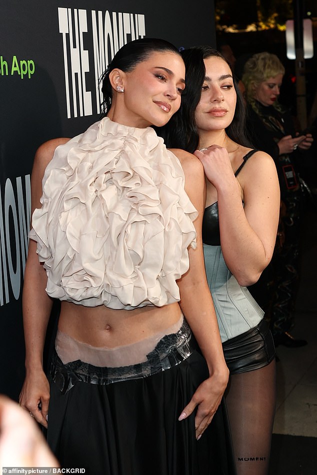 مشيت على السجادة الحمراء منفردة خارج مسرح الفنون الجميلة في لوس أنجلوس قبل أن تتعاون مع Charli XCX لالتقاط بعض الصور