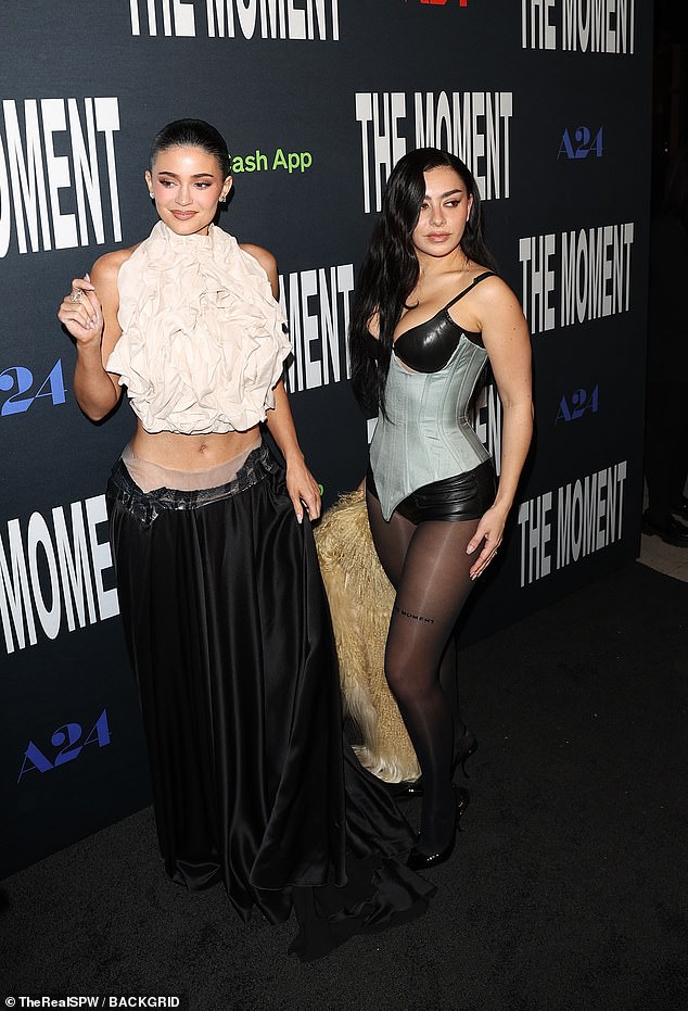 الثنائي غير المتوقع اشتعلت فيه النيران أمام الكاميرات معًا