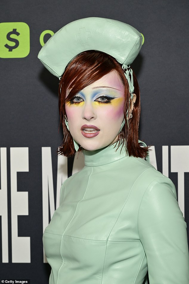 الموهبة المولودة في ولاية ميسوري، البالغة من العمر 27 عامًا، صممت مظهرًا مستوحى من الممرضة باللون الأخضر النعناعي مع زي لاتكس وقبعة رضاعة مطابقة.