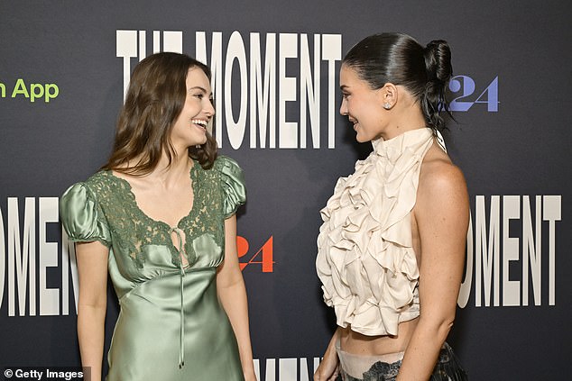 شوهدت جينر وهي تتحدث مع الممثل The Moment Trew Mullen