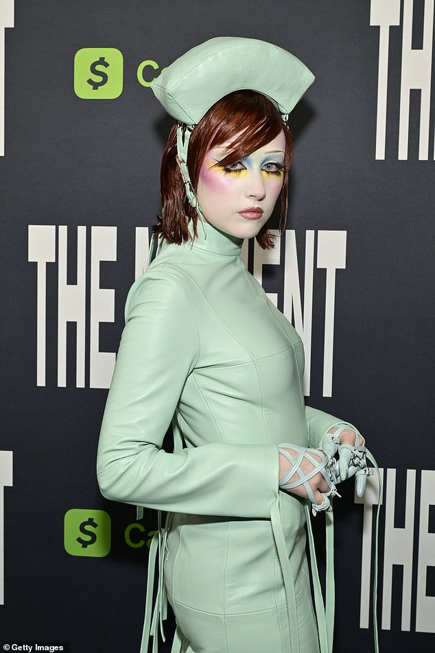 ظهر المغني تشابيل روان الحائز على جائزة جرامي على السجادة الحمراء بشكل نادر لدعم زميله الموسيقي وصديقه المقرب Charli XCX