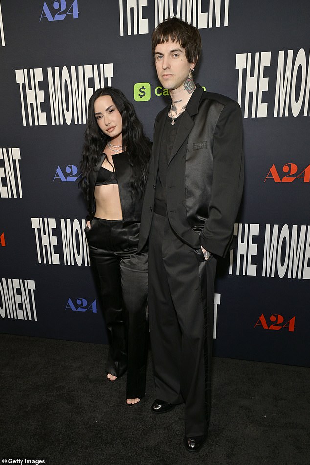 وانضم إلى خريجة قناة ديزني، البالغة من العمر 33 عامًا، زوجها وزميلها الموسيقي جوردان 