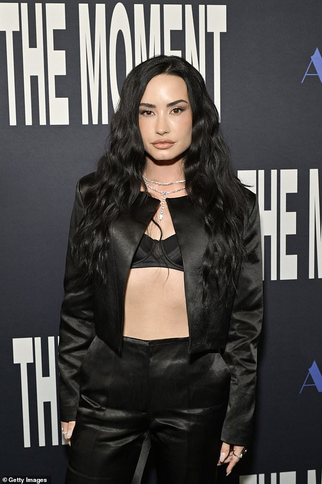 ارتدت لوفاتو ملابسها الأولى مع سترة قصيرة من الساتان ومزودة بقلادات فضية