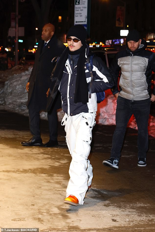 وفي الوقت نفسه، شوهد تيموثي شالاميت، صديق جينر، على الساحل الشرقي وهو يحضر عرضًا خاصًا لفيلمه المرشح لجائزة الأوسكار Marty Supreme في نيويورك.