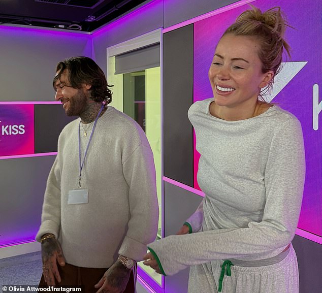 أثارت أوليفيا الدهشة عندما تم تصويرها وهي تبدو قريبة من بيت، نجمها المشارك في راديو KISS وصديقها المقرب، على متن يخت في إيبيزا، لكن المطلعين أصروا على أن الزوجين مجرد أصدقاء جيدين.