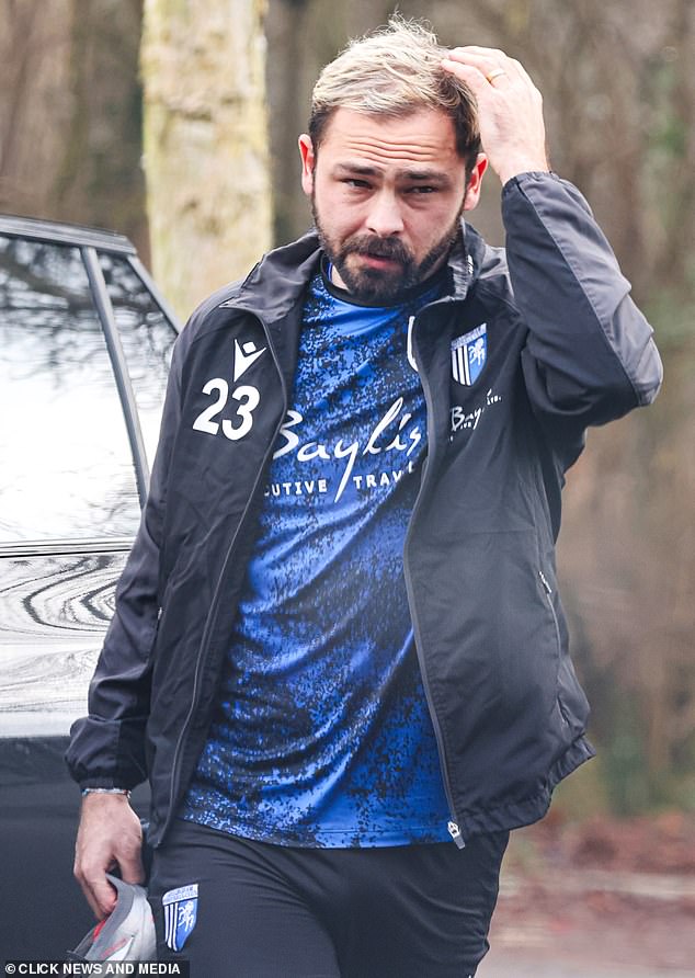 يوم الخميس، تم تصوير برادلي وهو لا يزال يرتدي خاتم زواجه عند وصوله للتدريب على كرة القدم في نادي جيلينجهام، بعد أيام من مشاركة أوليفيا لقصص إنستغرام من شقتها الجديدة.