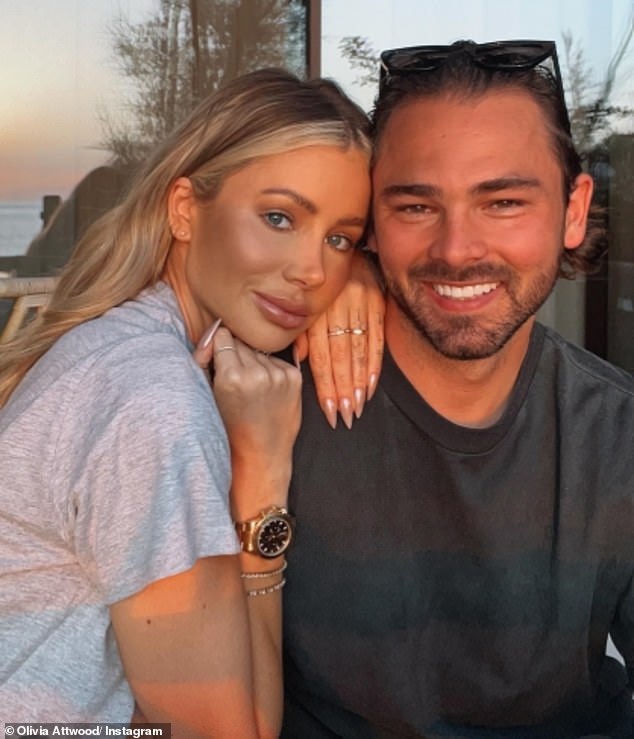 أعلن نجم Love Island السابق، 34 عامًا، انفصاله في نهاية الأسبوع الماضي، ومنذ ذلك الحين قام بإلغاء متابعة لاعب كرة القدم على Instagram