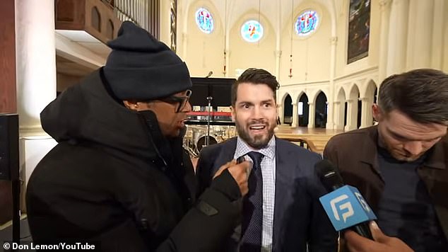 وشوهد ليمون في لقطات من الحادث الذي وقع يوم 18 يناير وهو يتجادل مع قس الكنيسة بينما كان المتظاهرون المناهضون للجمارك يصرخون ويضايقون المصلين.