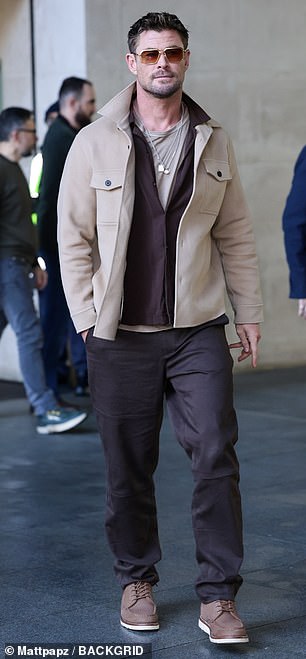 أحدث مشروع سينمائي لكريس يرى أنه يلعب دور البطولة إلى جانب هالي بيري في الفيلم الجديد Crime 101 - خرج النجوم المشاركون في لندن يوم الجمعة