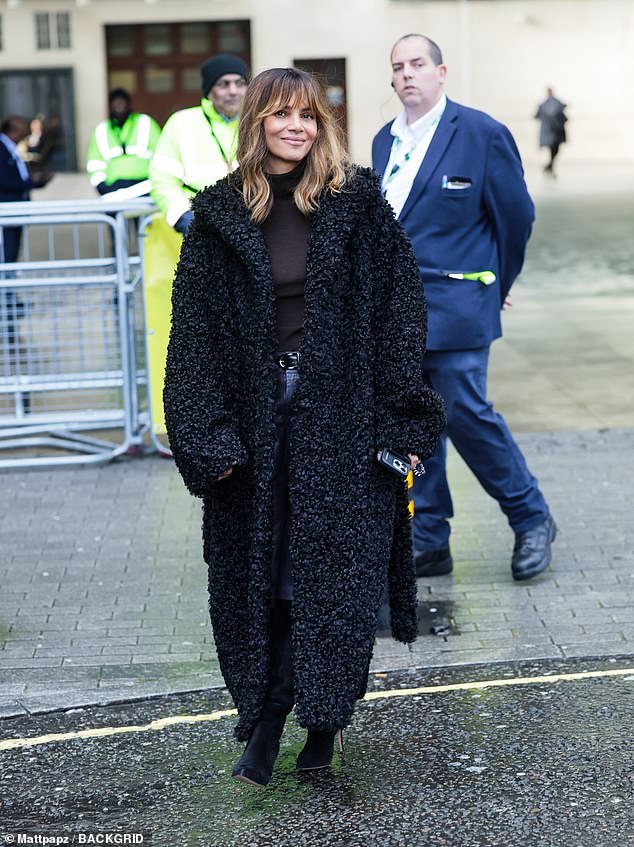 وشوهد الثنائي وهما يغادران استوديوهات بي بي سي في لندن بعد الترويج لفيلمهما