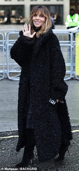 بدت هالي مذهلة أثناء خروجها في لندن