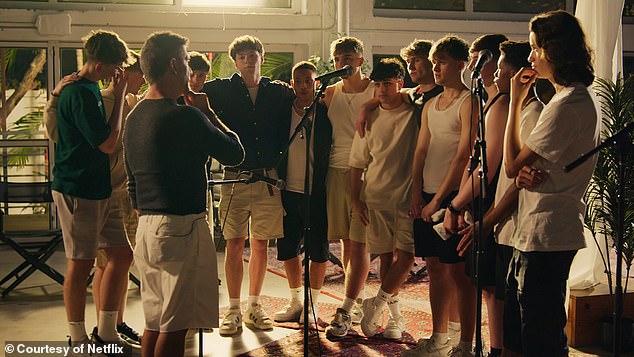 إنهم ليسوا مجرد مطربين بارعين، ولكنهم موسيقيون بارعون أيضًا، ويعزفون على 14 آلة موسيقية فيما بينهم (كما هو موضح في سلسلة Netflix)