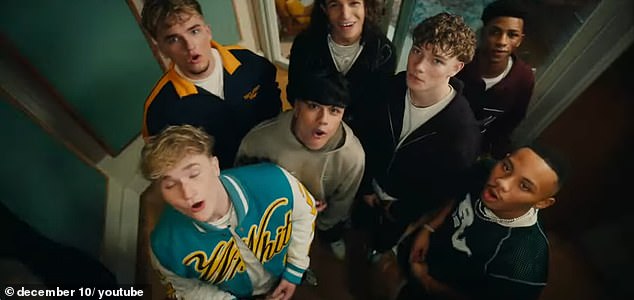 أصدرت الفرقة أيضًا مقطع فيديو موسيقيًا مصاحبًا يظهر الأولاد في يوم مليء بالإثارة في لندن (في الصورة)