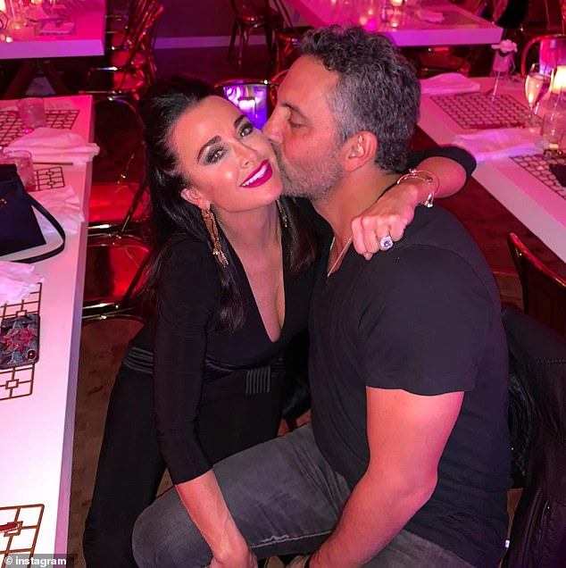 لقد جعل الأشخاص السابقون الناس يشعرون بأنهم عادوا معًا بعد عرضهم المريح في حفل Kate Hudson's NYE ​​في Aspen؛ الصورة في مناسبة أخرى على Instagram