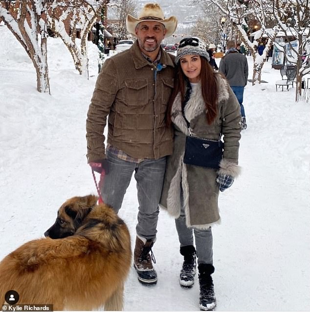 استمتعت نجمة ربات البيوت الحقيقية في بيفرلي هيلز وقطب العقارات بعطلة عائلية في أرض العجائب الشتوية الشهيرة مع بناتهم الأربع