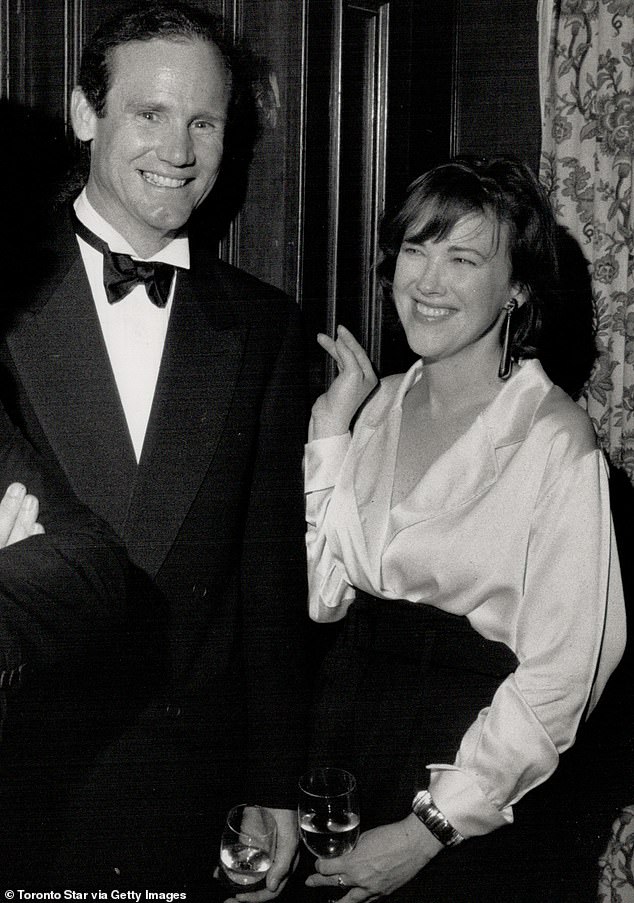 لعبت شقراء الفراولة دور البطولة في فيلم Beetlejuice للمخرج تيم بيرتون مع وينونا رايدر ومايكل كيتون. كان بو ويلش يعمل كمصمم إنتاج حيث كان يصمم خلفيات مبهرة للمشاهد. شوهد في الثمانينات