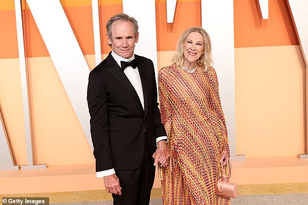 يدا بيد في حفل فانيتي فير لأوسكار 2025 في مركز واليس أننبرغ للفنون المسرحية في 2 مارس 2025 في بيفرلي هيلز