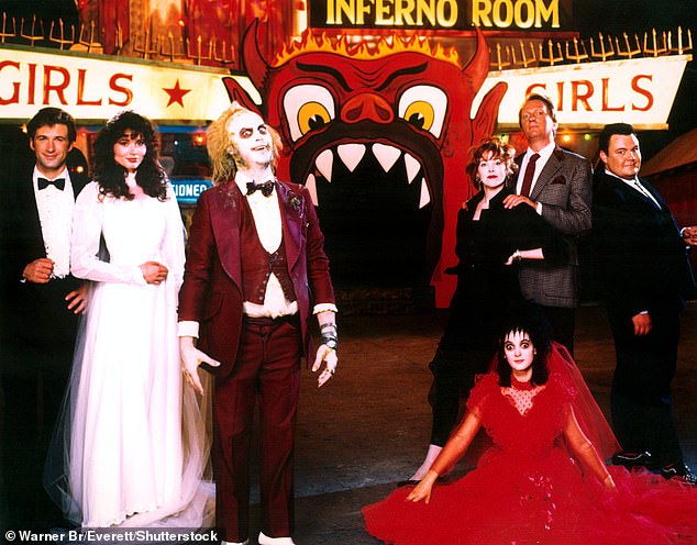 أصبحت Beetlejuice واحدة من أكبر نجاحات O'Hara. (أليك بالدوين، جينا ديفيس، مايكل كيتون، أوهارا، وينونا رايدر وجيفري جونز في عام 1988)