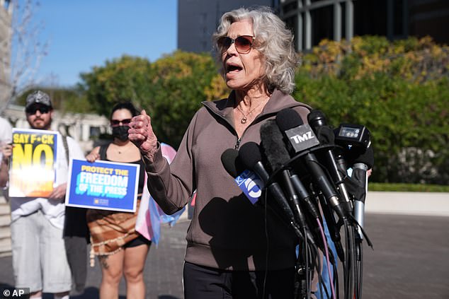 دافعت ممثلة بارباريلا عن مذيعة شبكة سي إن إن السابقة أثناء حديثها إلى المتظاهرين المتجمعين خارج قاعة المحكمة