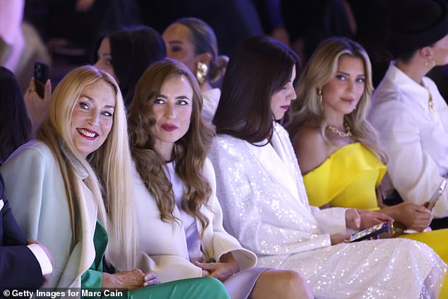 بدا جيري ساحرًا في الأمسية ببذلة رائعة من الساتان باللون الفيروزي، مع سترة مطابقة ذات حزام خصر مربوط.