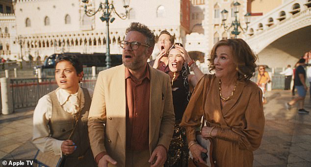 الممثلة، المعروفة بأدوارها في Home Alone وSchitt's Creek، كان من المقرر أن تبدأ تصوير دورها في دور Patty Leigh في The Studio عندما بدأ الإنتاج في منتصف يناير.