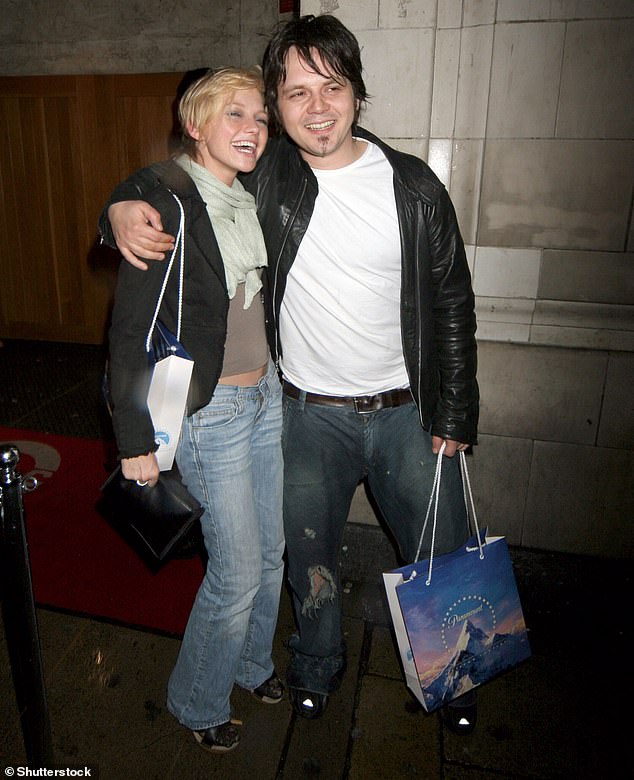 ومع ذلك، بعد أسابيع فقط من إعلانهم، توفي كاتيرمول فجأة وبشكل غير متوقع عن عمر يناهز 46 عامًا (في الصورة مع هانا سبيريت في عام 2005).