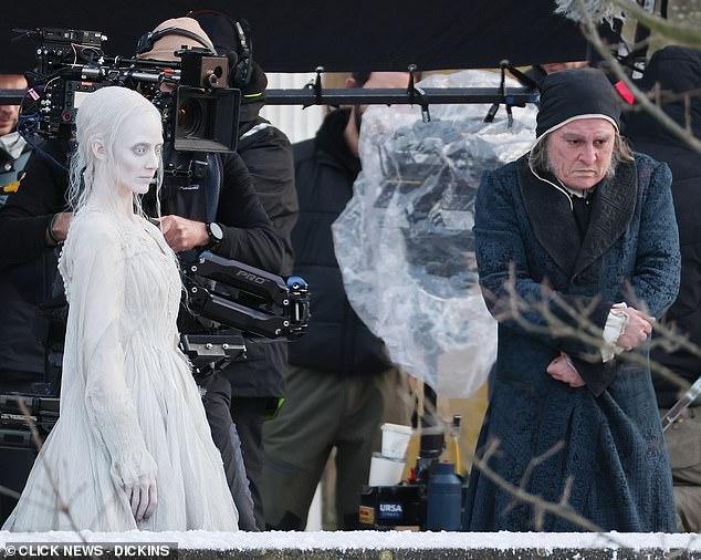 لكنها تواجه منافسة شديدة. هناك نسخة أخرى قيد الإنتاج أيضًا بواسطة شركة Warner Bros، من إخراج روبرت إيجرز من Nosferatu وبطولة ويليم ديفو.